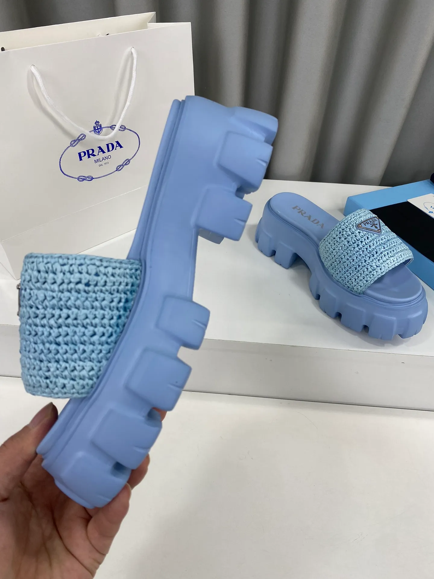 💕💕Factory direct selling price p460💕💕 Prada's latest tooth-woven thick-soled triangle buckle slippers☑️ Latest environmentally friendly PP material, fully handmade crochet, just like knitting sweaters, slow work and meticulous work, retro fashionable thick-soled shoes, with rubber uppers, making the whole pair of shoes light and comfortable. Bright colors, a variety of choices to meet the needs of fashionable people with different styles! The iconic metal triangle logo is paired with the shape of ancient beach slippers. Every design element is fashionable! Size: Women's 35-39 (34, 40, custom-made, non-returnable) Full set of counter original packaging